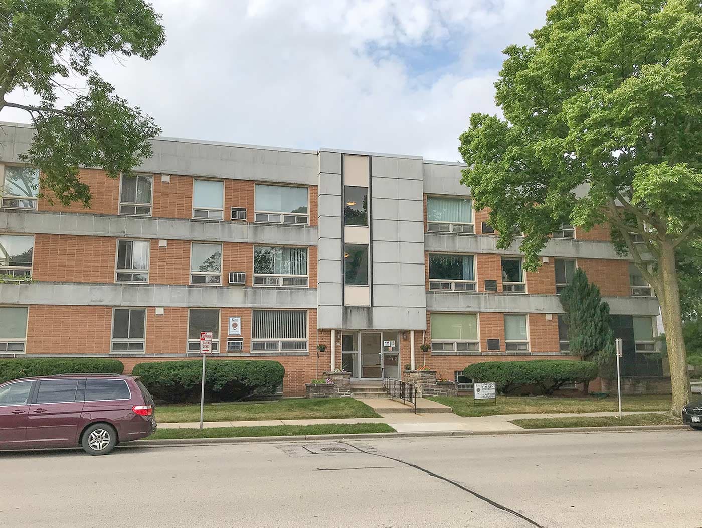 Milwaukee County apartments for rent - Property image - 909 E. Henry Clay - 3