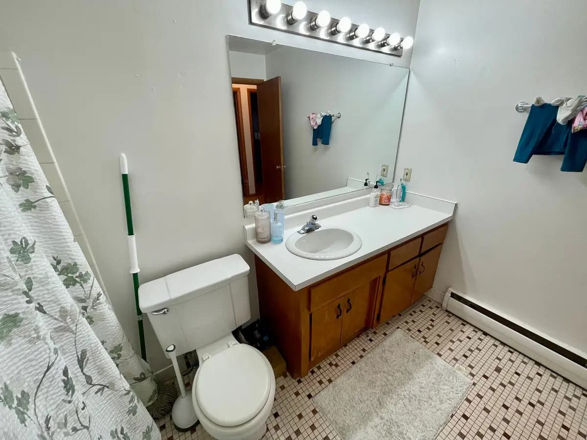1216 Memorial Drive - 8, South Milwaukee, WI 53172 - Apartment - 12