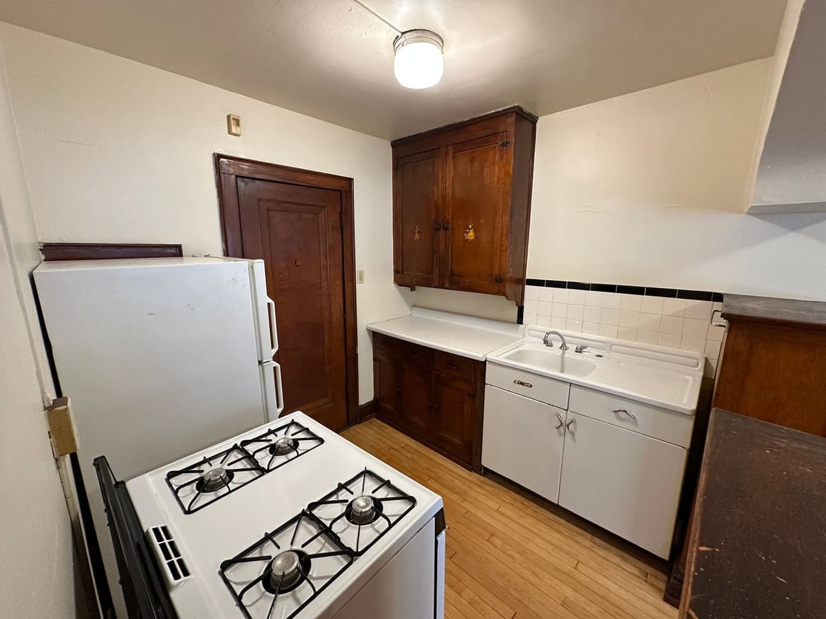 2632 N Oakland Ave - Apartment - 4
