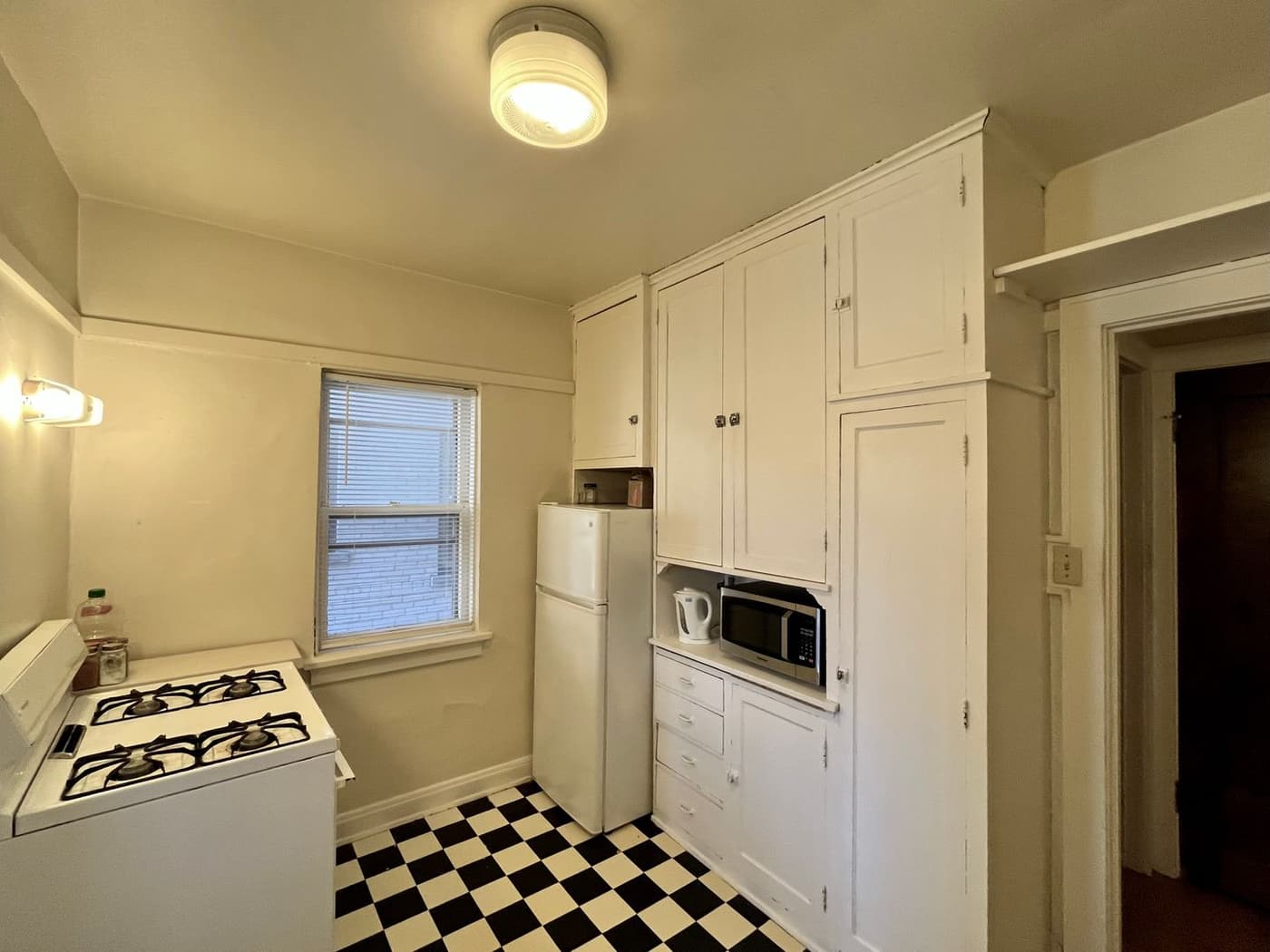 4474 N Oakland Ave - Apartment - 5