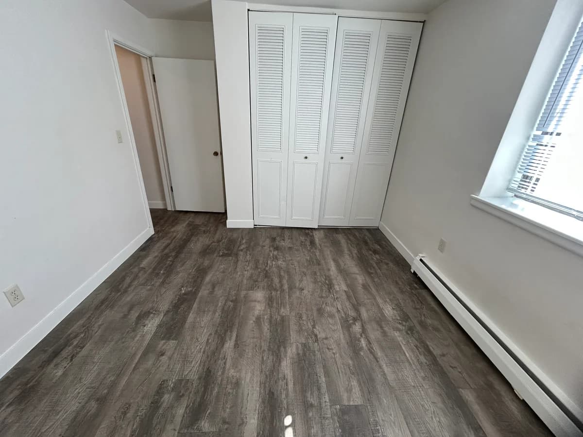 2555 N Farwell Ave - Apartment - 23