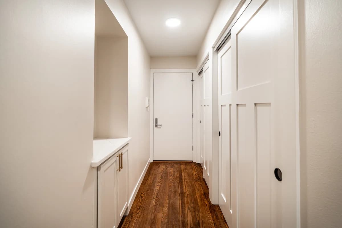 2600 E Kenwood Blvd - Apartment - 1