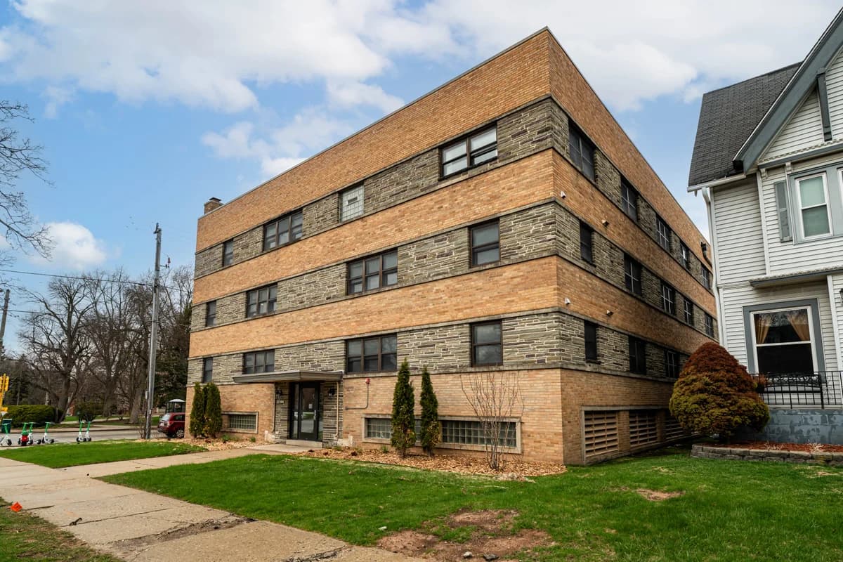 2600 E Kenwood Blvd - Apartment - 16