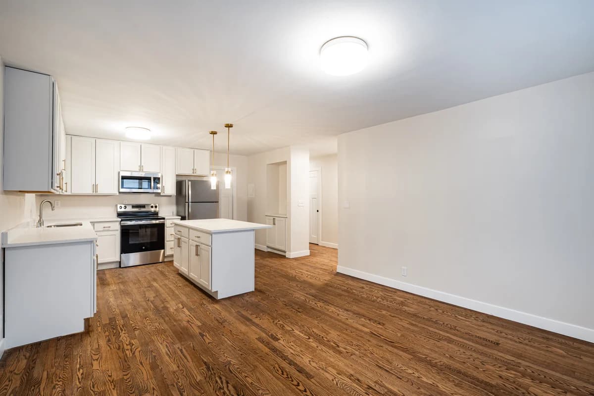 2600 E Kenwood Blvd - Apartment - 37