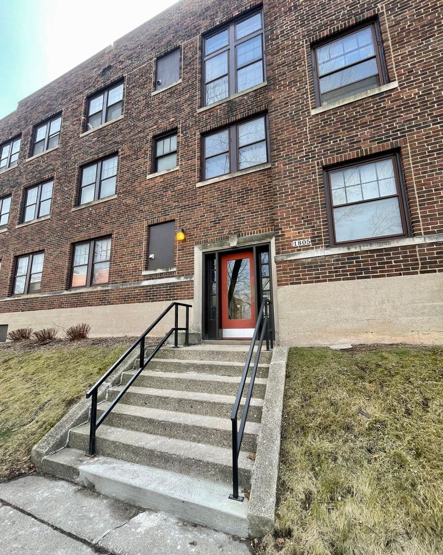 Milwaukee County apartments for rent - Property image - 1805 E Park Pl - 2
