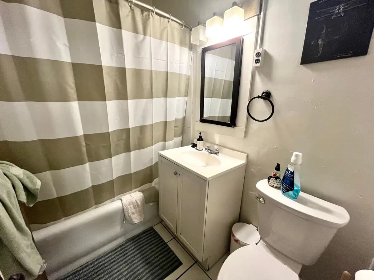 1800 E Kenmore Pl. - Apartment - 18