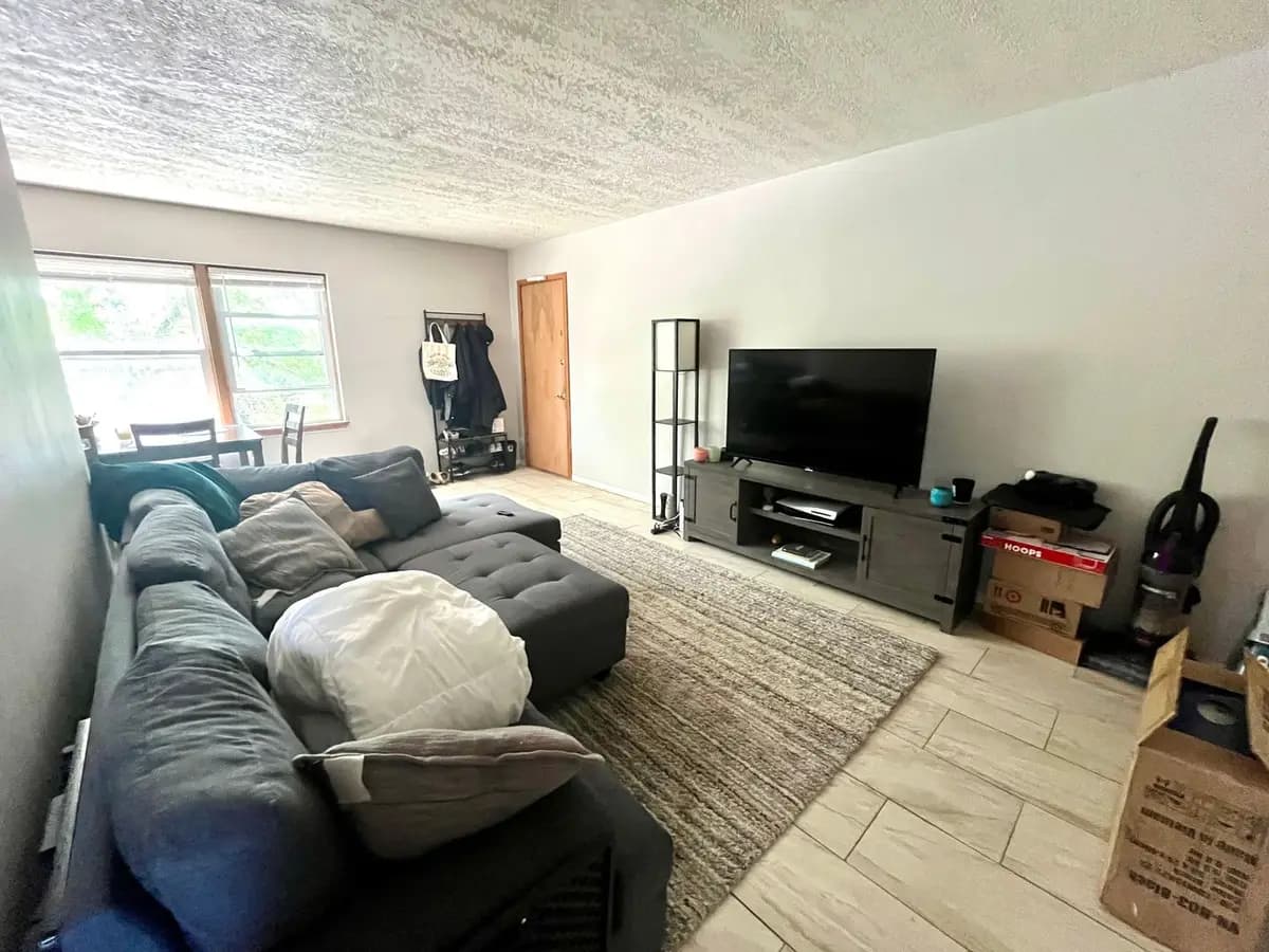 1204 E Olive St - Apartment - 7