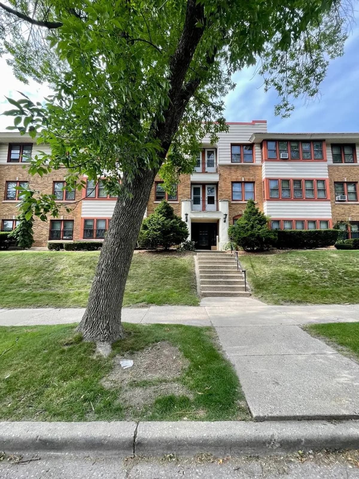 Milwaukee County apartments for rent - Property image - 1812 E Belleview Pl - 1