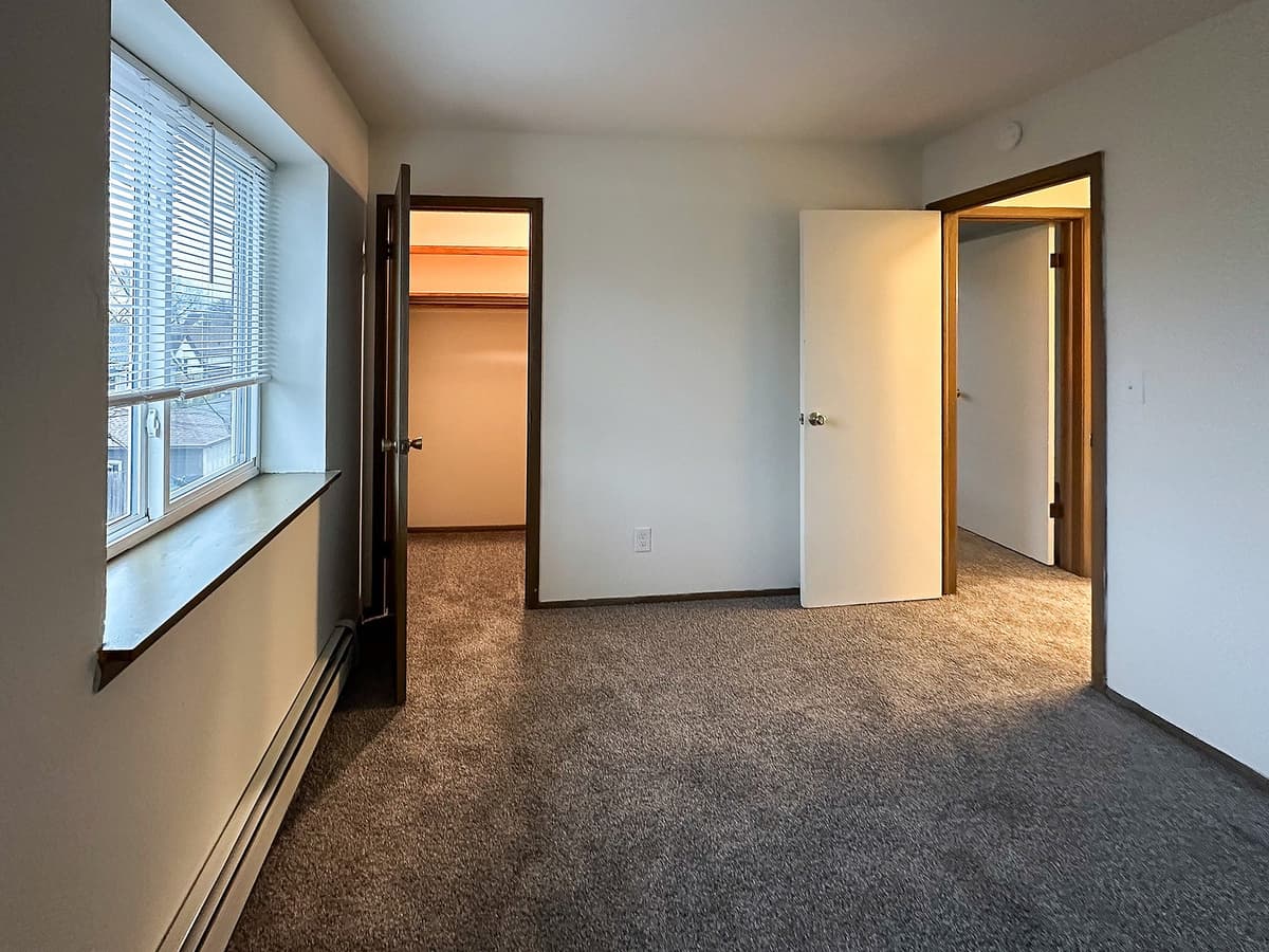 3245 N Oakland - Apartment - 20