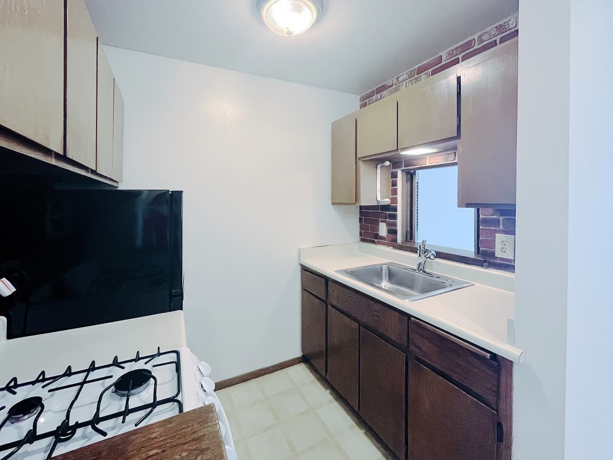 3245 N Oakland - Apartment - 9