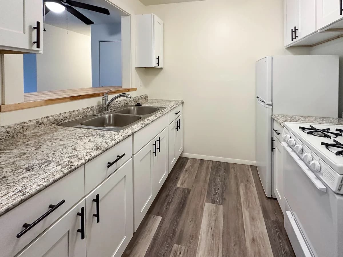 3245 N Oakland - Apartment - 142