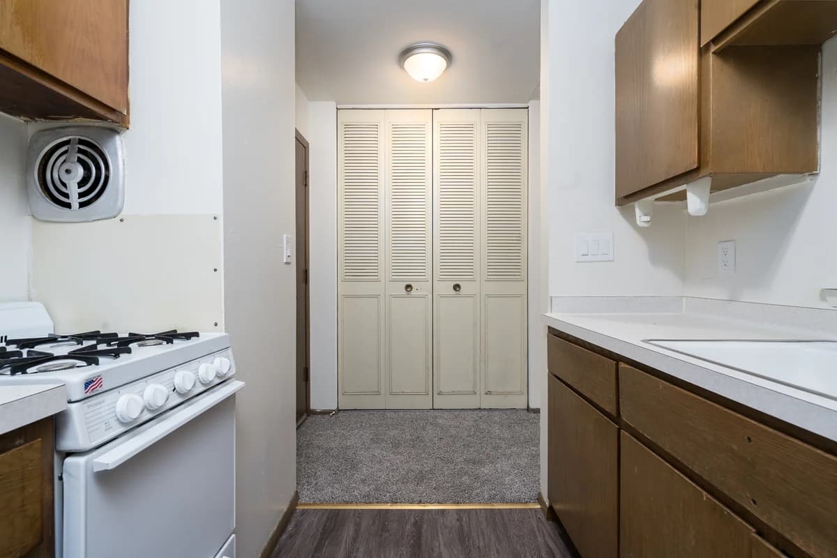 3245 N Oakland - Apartment - 54