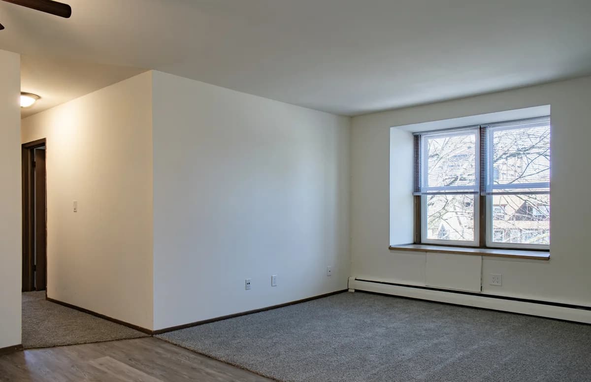 3245 N Oakland - Apartment - 81