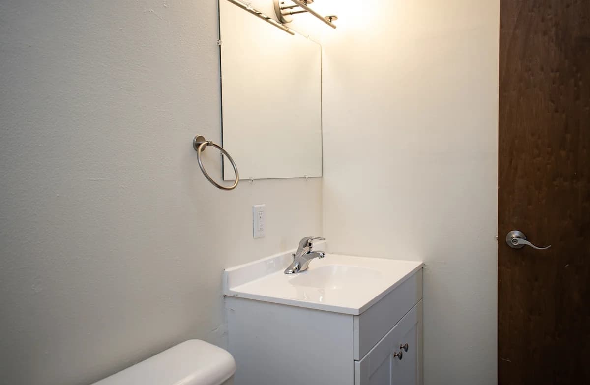 3245 N Oakland - Apartment - 125