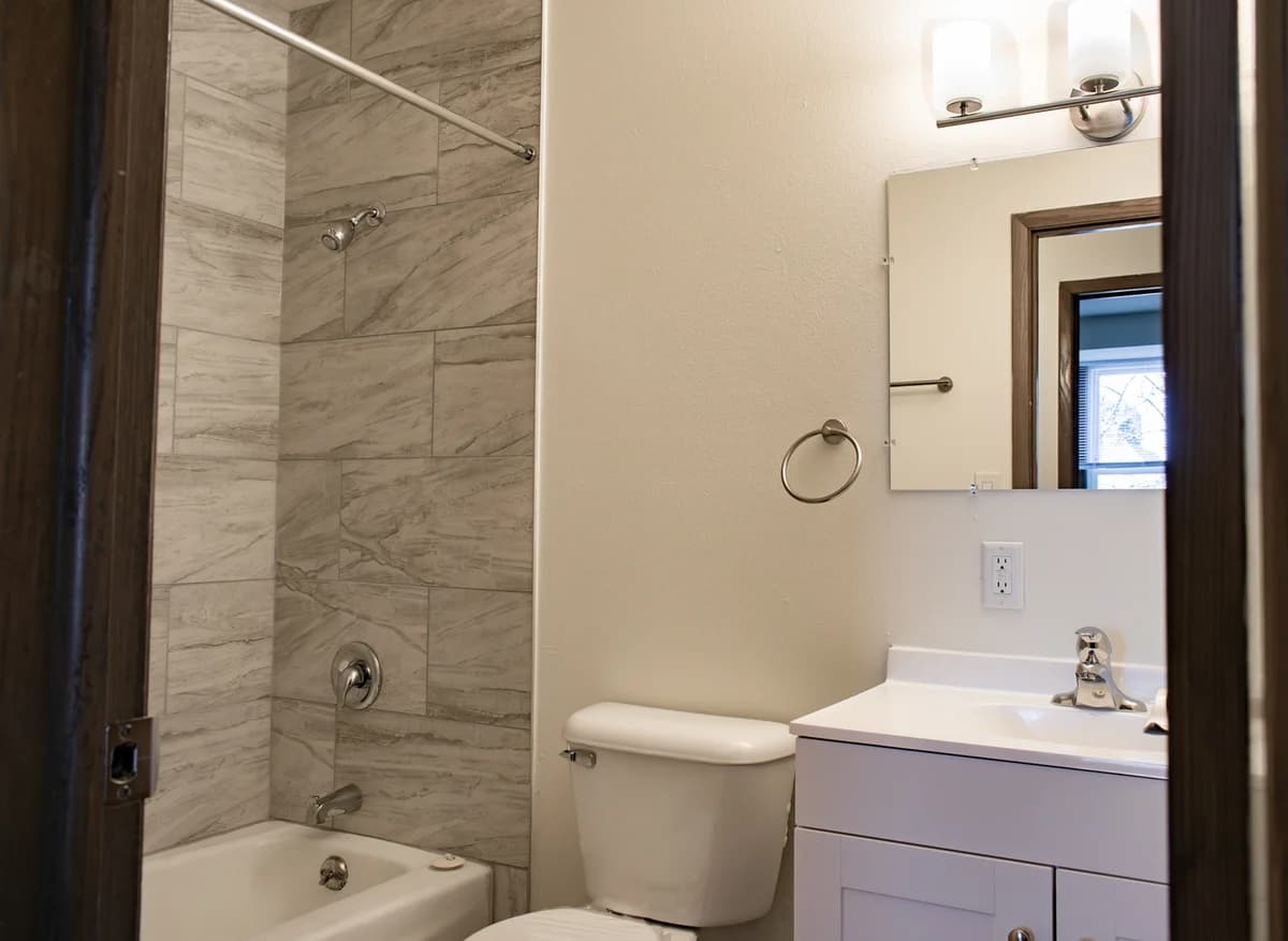 3245 N Oakland - Apartment - 118