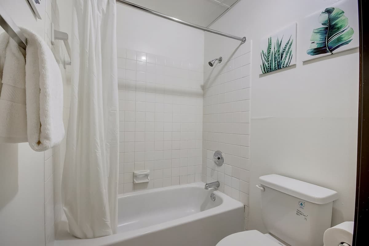 Milwaukee County apartments for rent - image - Riverside Lofts bathroom