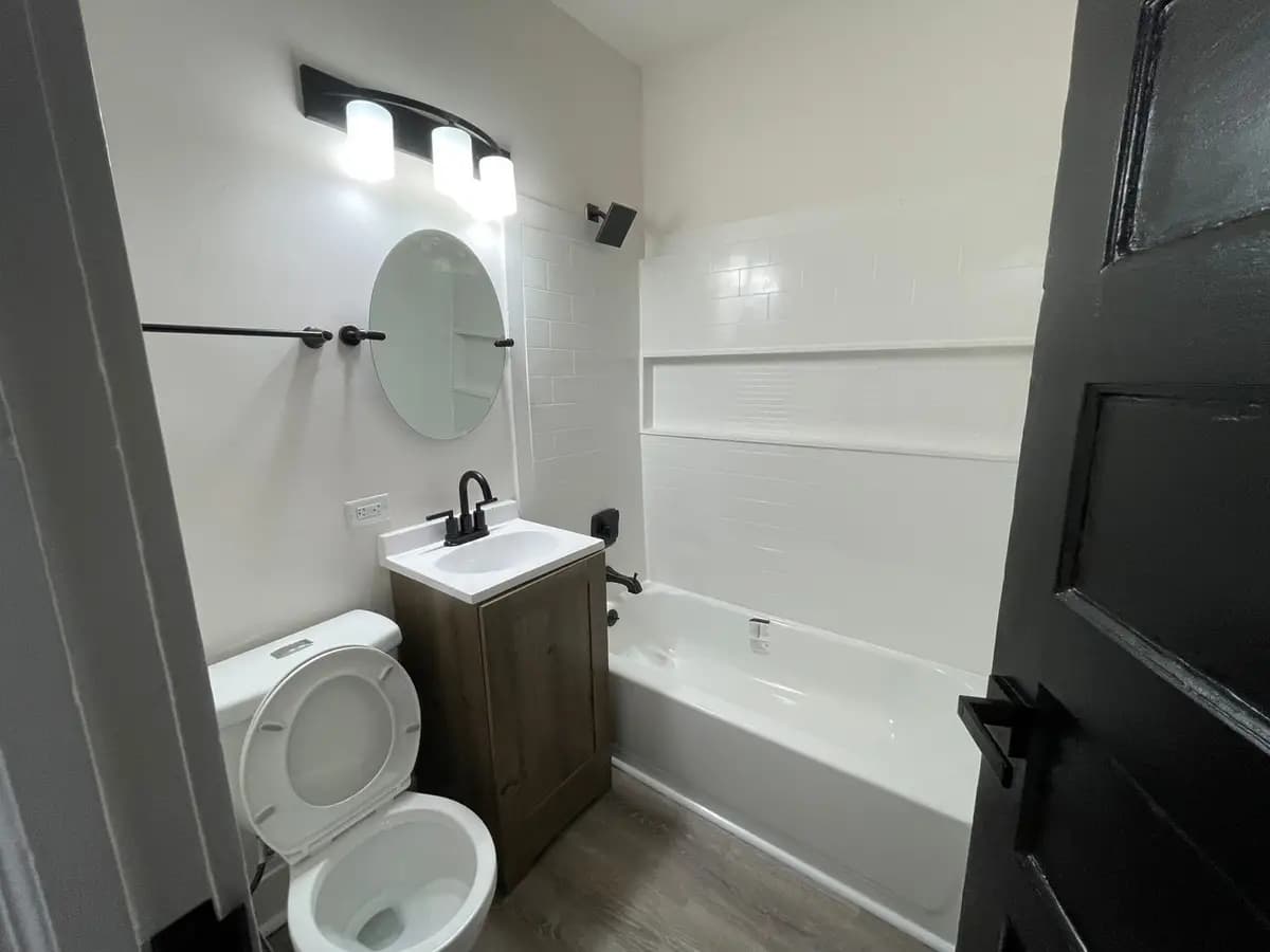 122-124 E Lloyd - Apartment - 2