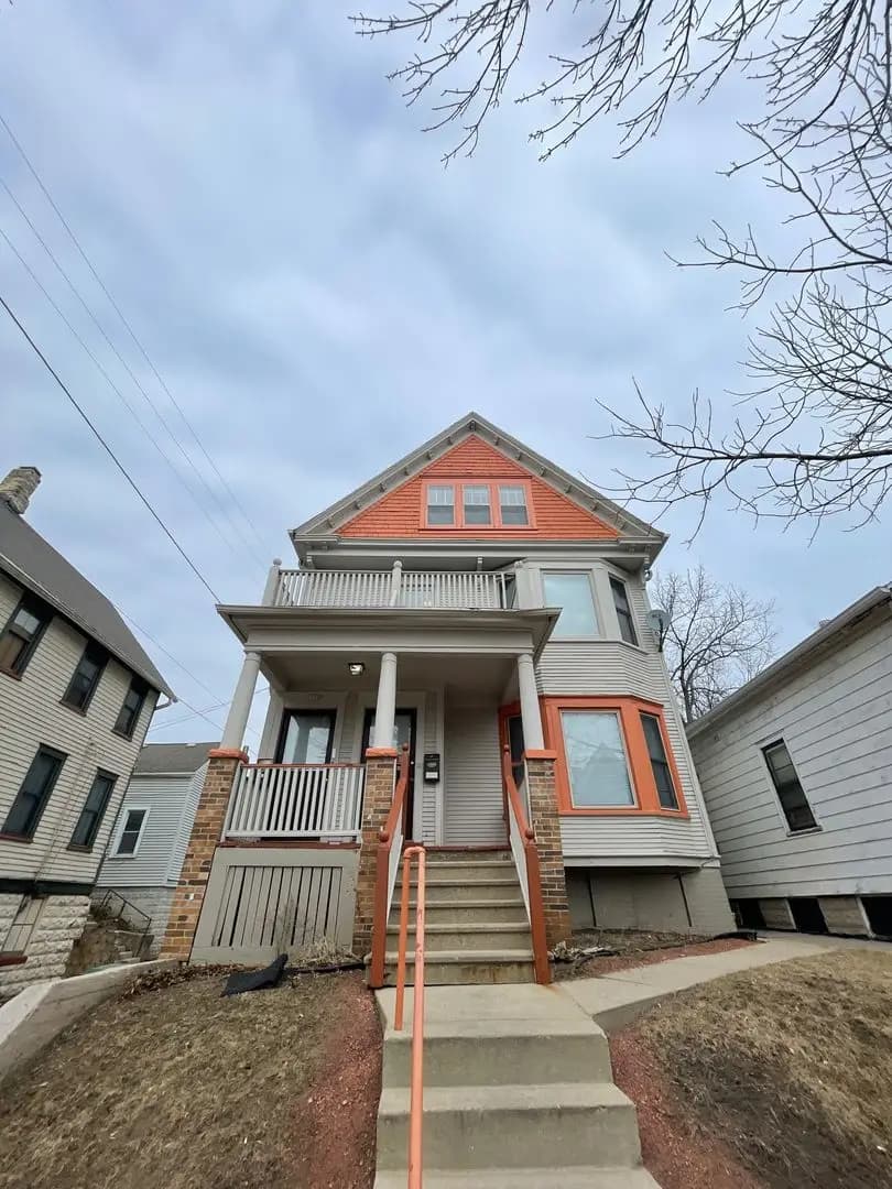 122-124 E Lloyd - Apartment - 1