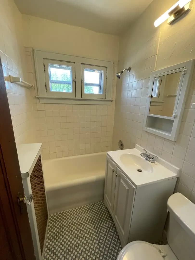 3072 N 49th St - Apartment - 4