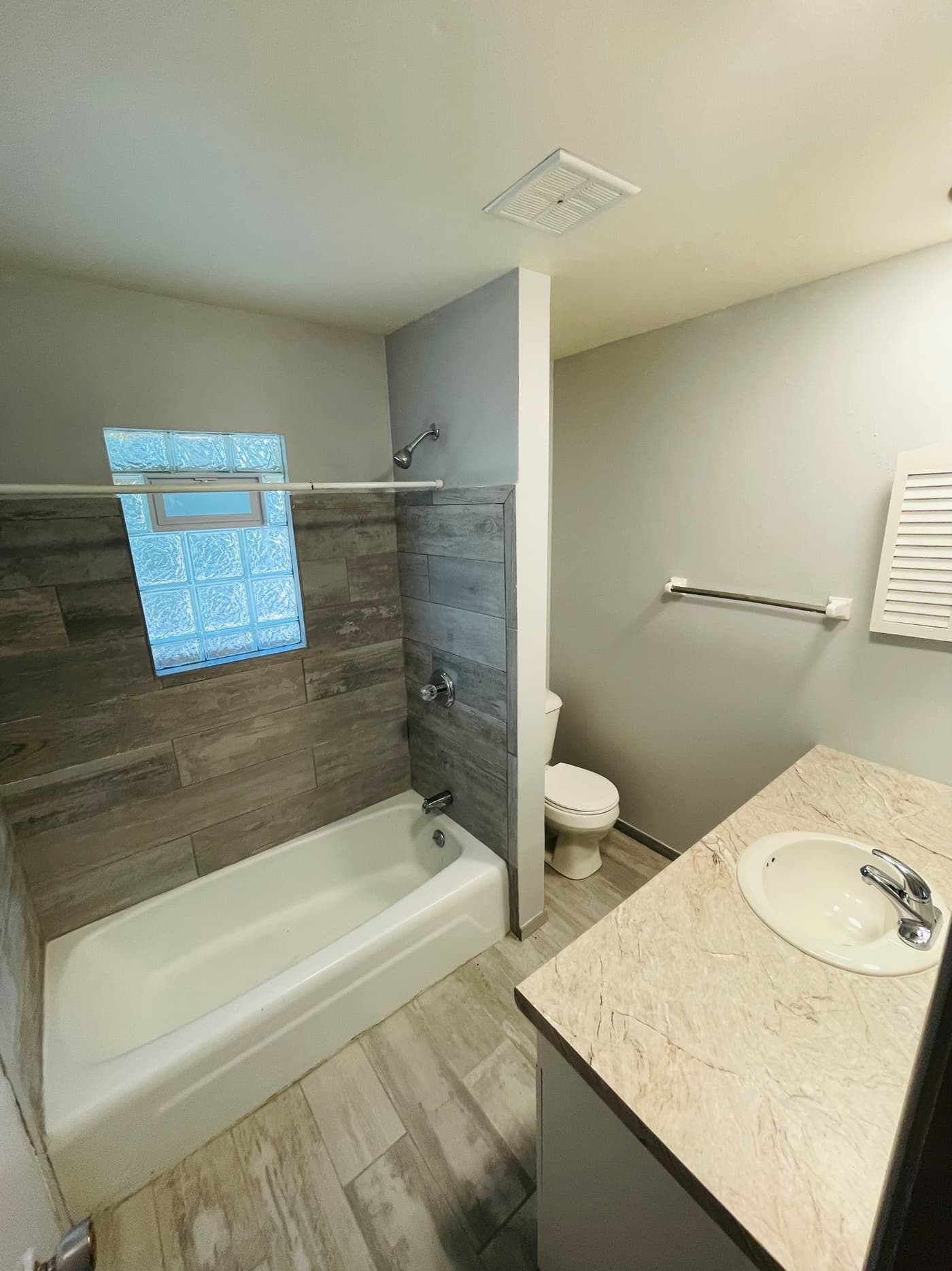 Milwaukee County apartments for rent - image - Full Bath.jpg