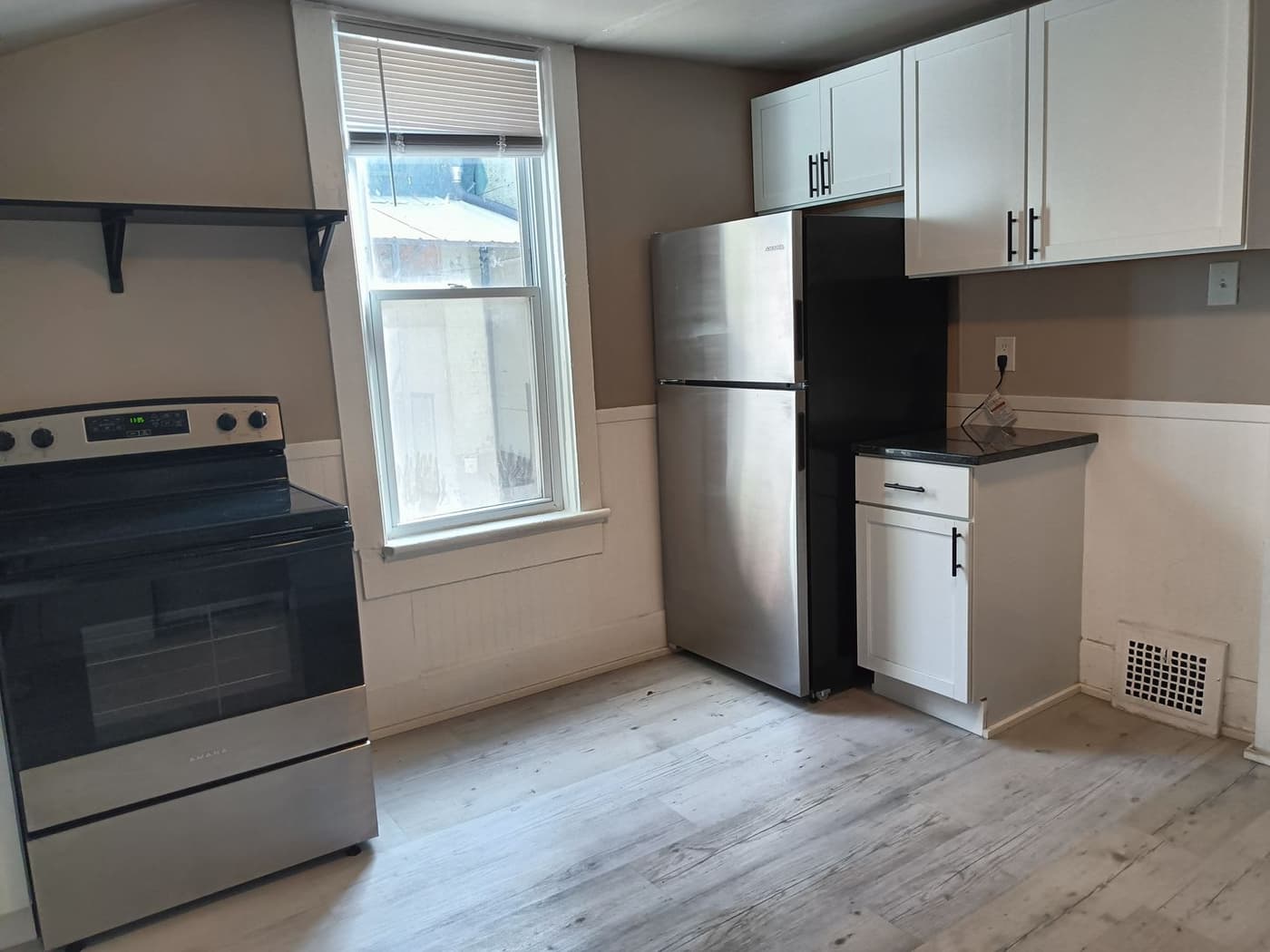 352 E Lincoln Ave - Apartment - 4