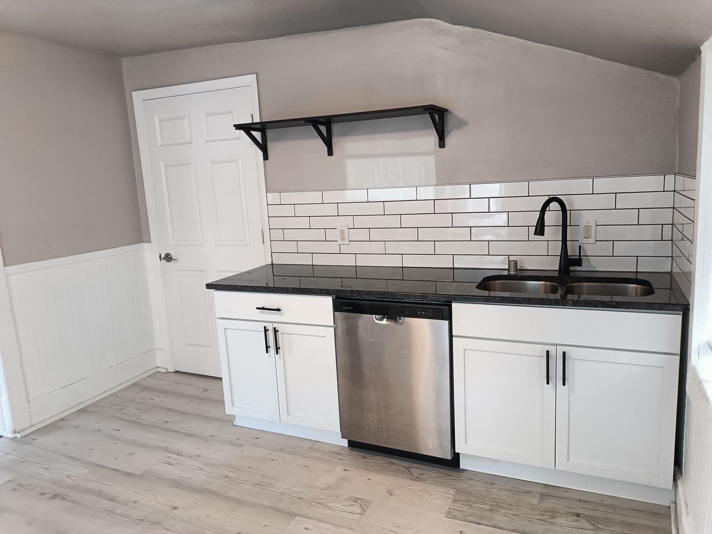 352 E Lincoln Ave - Apartment - 3