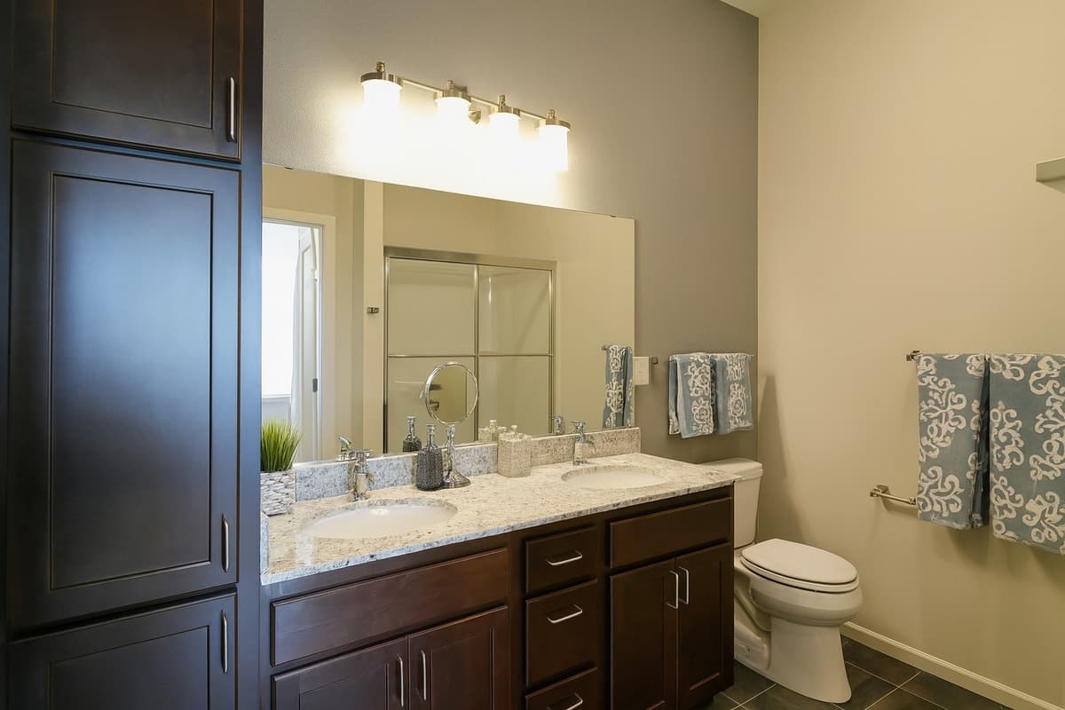 Oaks of Shorewood Apartments - Apartment - 24