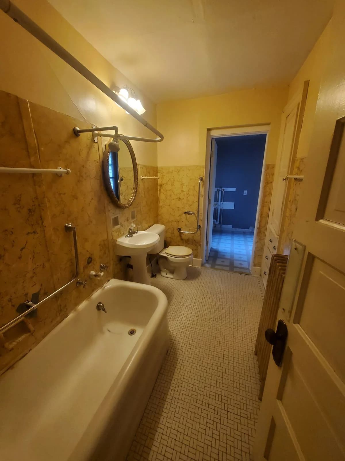 2922-2924 W Juneau Ave. - 3 Unit - Apartment - 9