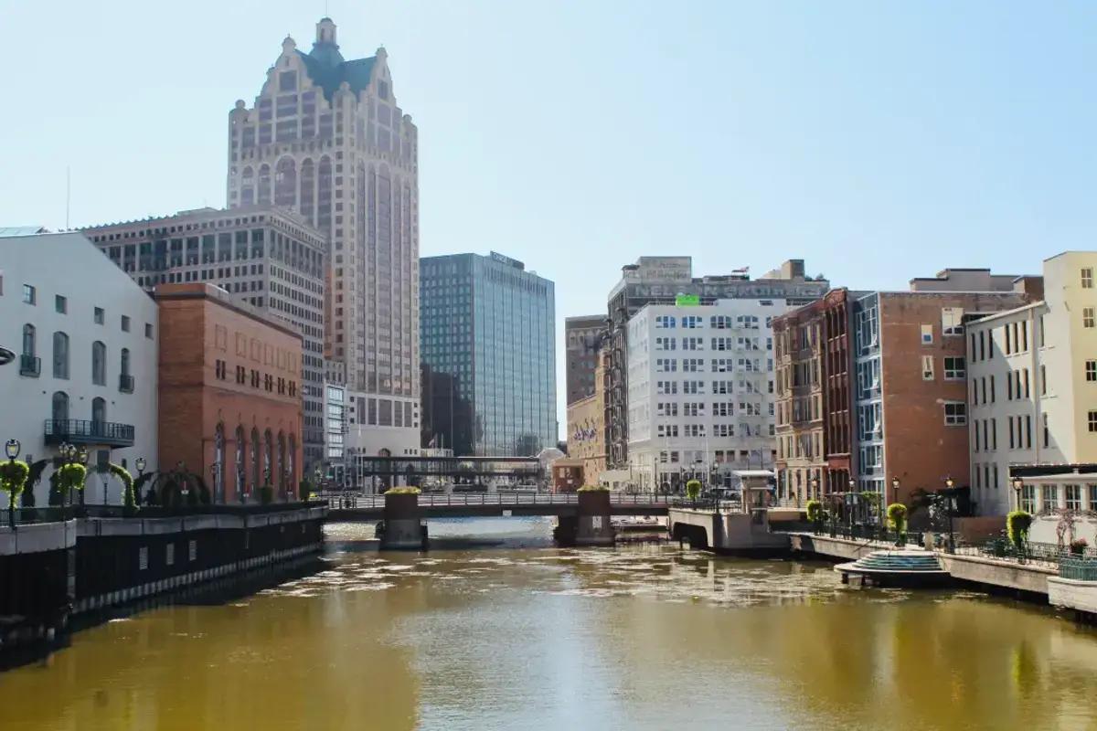 Milwaukee County apartments for rent - image - housing rental site city Image