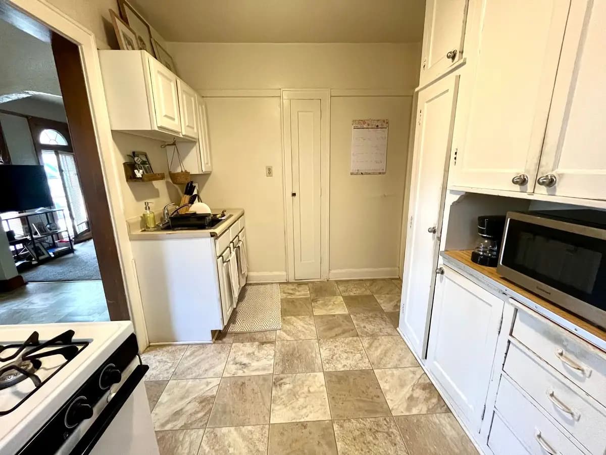 4474 N Oakland Ave - Apartment - 5