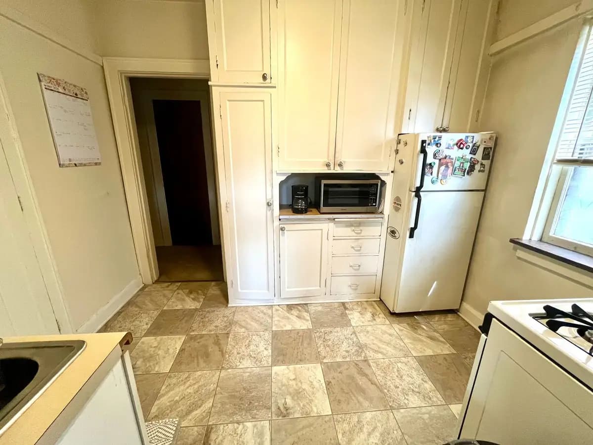 4474 N Oakland Ave - Apartment - 6