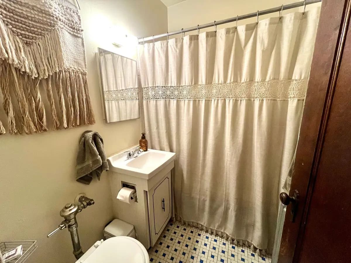 4474 N Oakland Ave - Apartment - 8