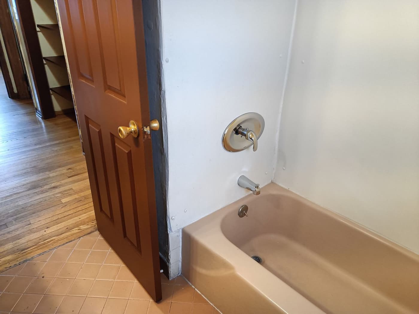 7308-7312 W Mill Rd - Apartment - 4