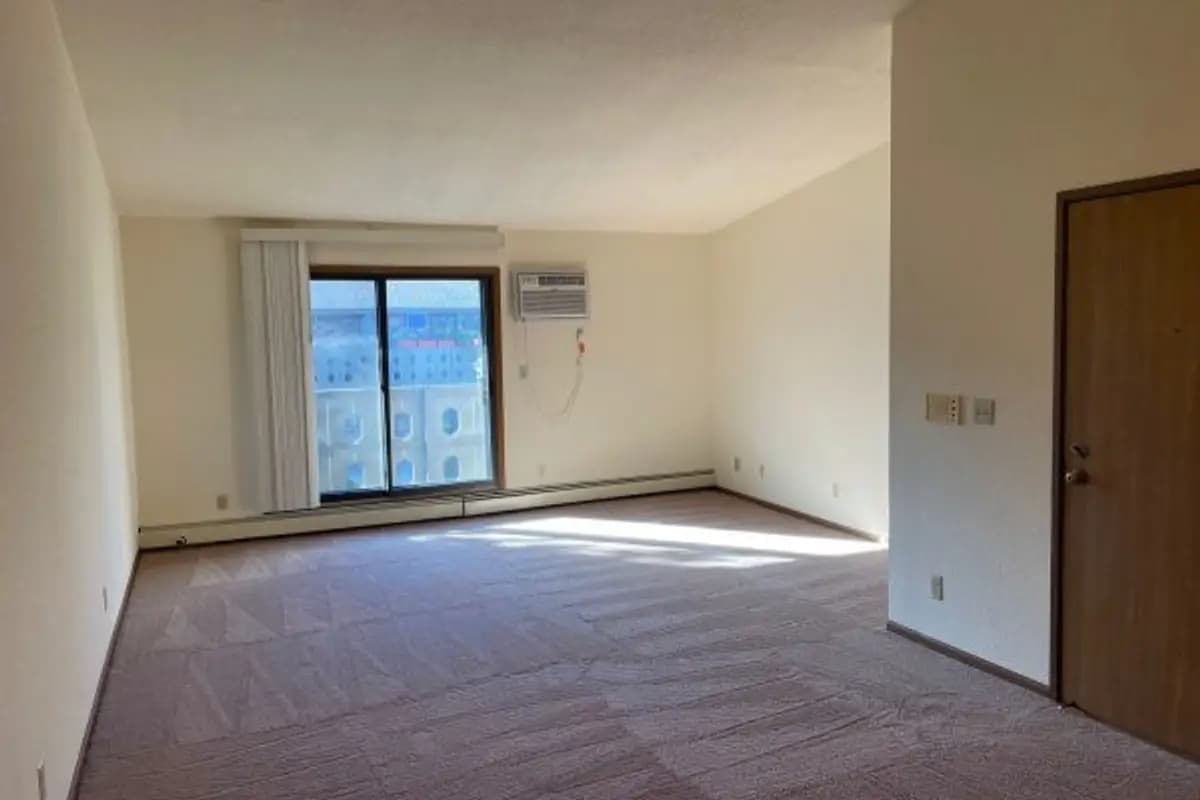 Milwaukee County apartments for rent - Property image - Parkway Central - 3
