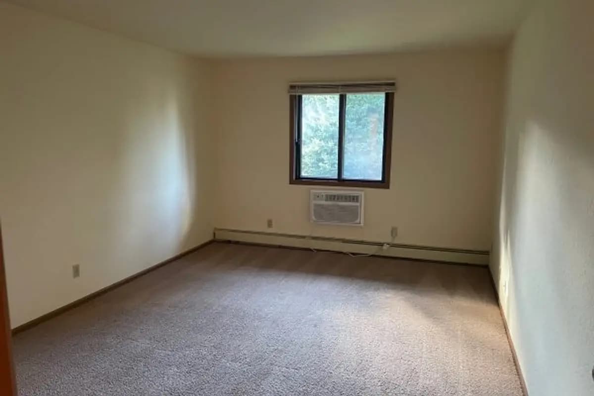 Milwaukee County apartments for rent - Property image - Parkway Central - 2