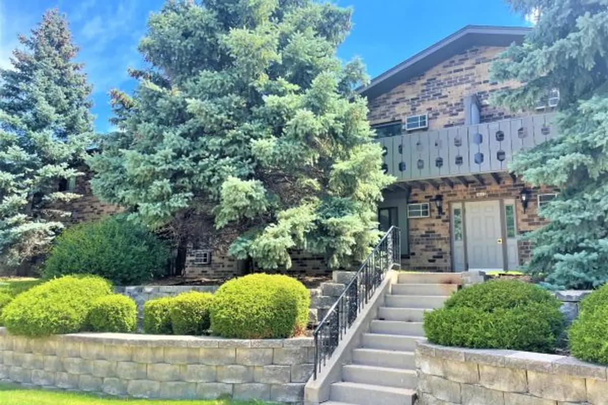 Milwaukee County apartments for rent - Property image - Parkway Central - 1