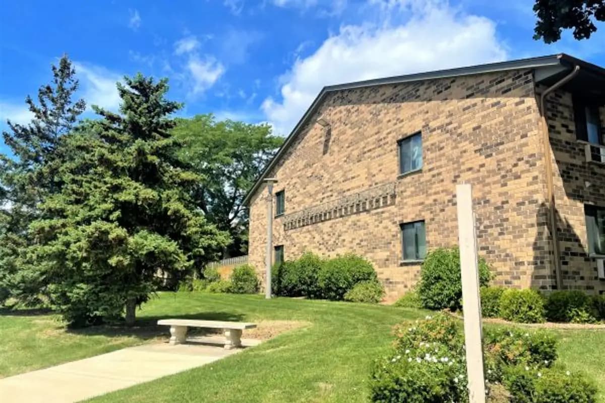 Milwaukee County apartments for rent - Property image - Parkway Central - 2