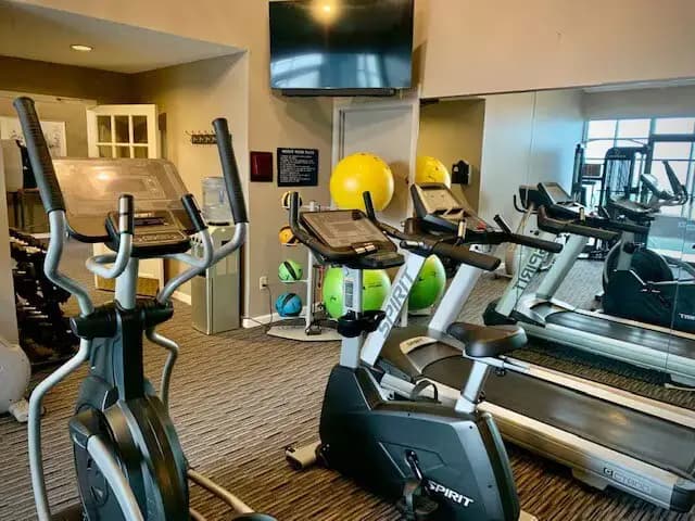 Milwaukee County apartments for rent - image - wood-creek-apartments-oak-creek-wi-fitness-room.jpg