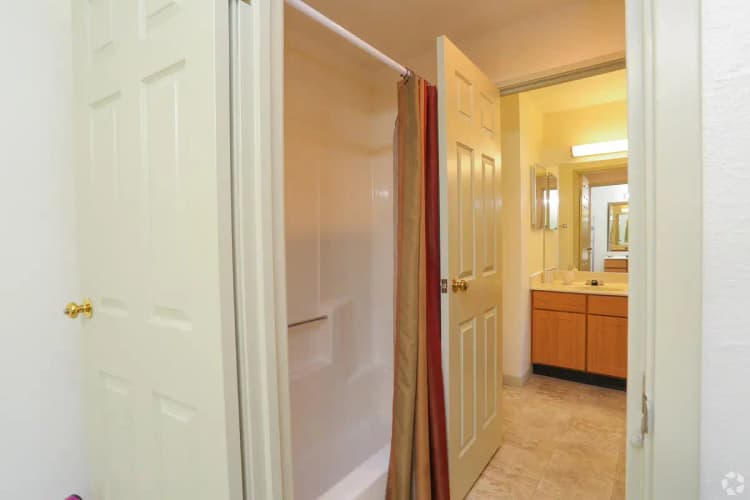Milwaukee County apartments for rent - image - wood-creek-apartments-oak-creek-wi-shower.jpg