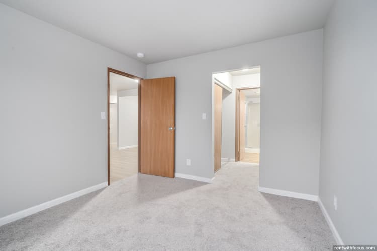 Milwaukee County apartments for rent - image - large (43).jpg