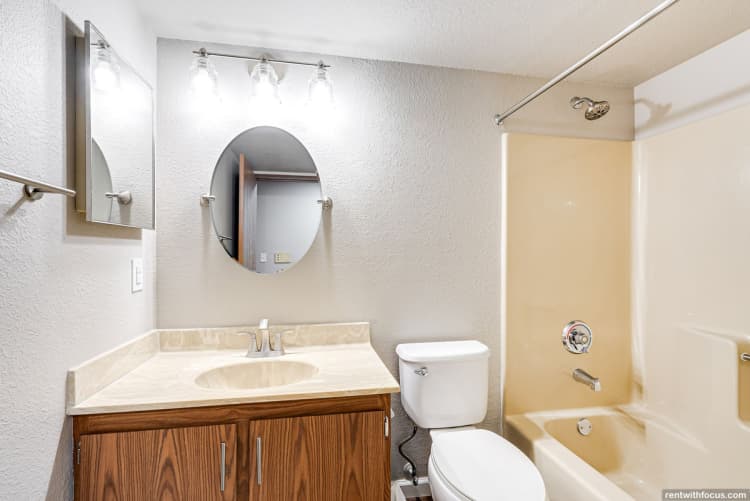 Milwaukee County apartments for rent - image - large (8).jpg