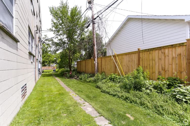 Milwaukee County apartments for rent - image - east-park-apartments-milwaukee-wi-backyard (1).jpg