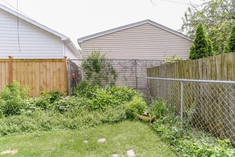 Milwaukee County apartments for rent - image - east-park-apartments-milwaukee-wi-backyard.jpg