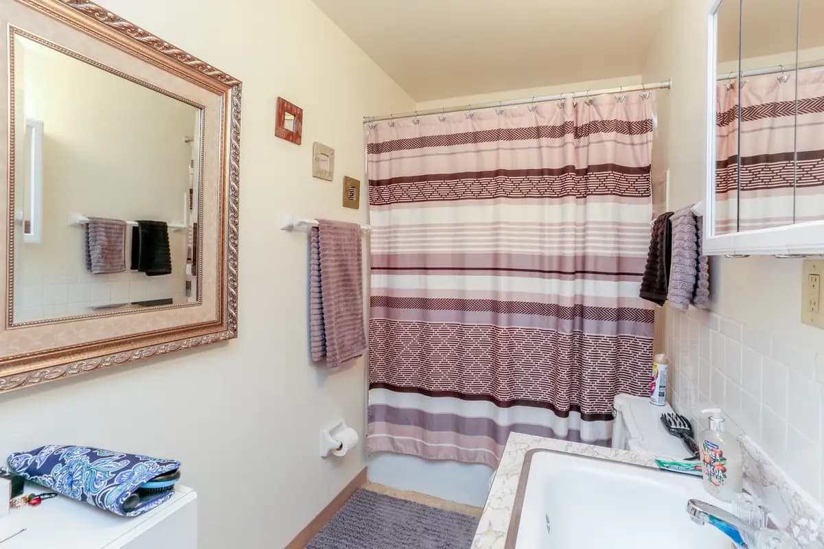 Milwaukee County apartments for rent - image - east-park-apartments-milwaukee-wi-bathroom.jpg