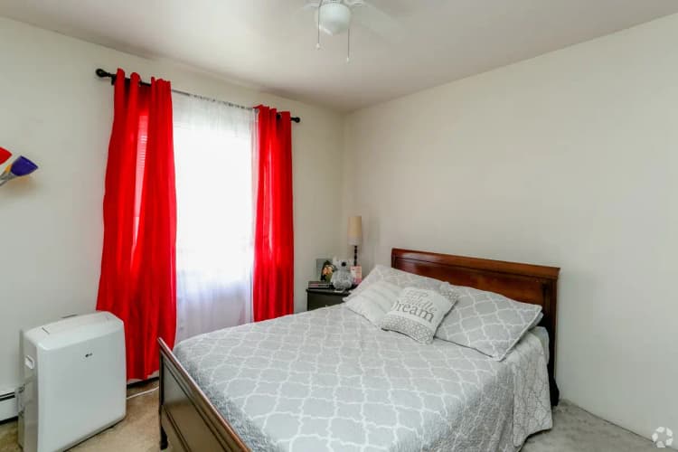 Milwaukee County apartments for rent - image - east-park-apartments-milwaukee-wi-bedroom.jpg