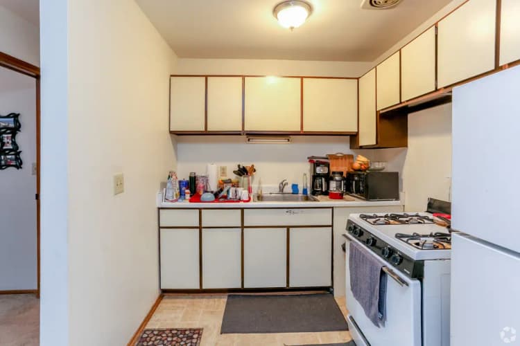 Milwaukee County apartments for rent - image - east-park-apartments-milwaukee-wi-kitchen (1).jpg