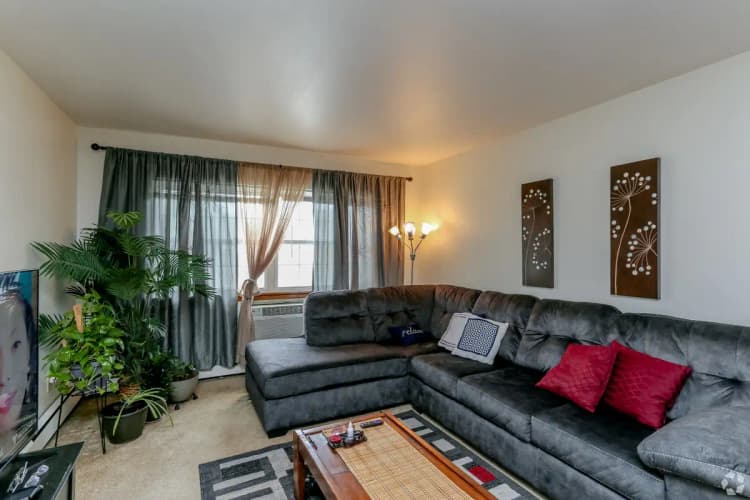 Milwaukee County apartments for rent - image - east-park-apartments-milwaukee-wi-living-room.jpg