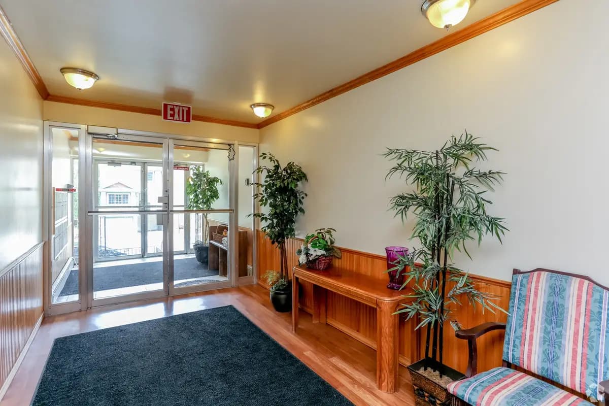 Milwaukee County apartments for rent - image - east-park-apartments-milwaukee-wi-lobby (1).jpg