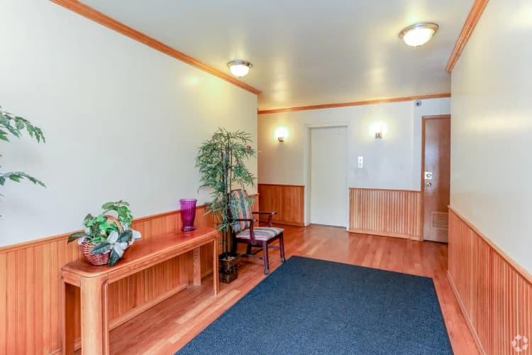 Milwaukee County apartments for rent - image - east-park-apartments-milwaukee-wi-lobby.jpg