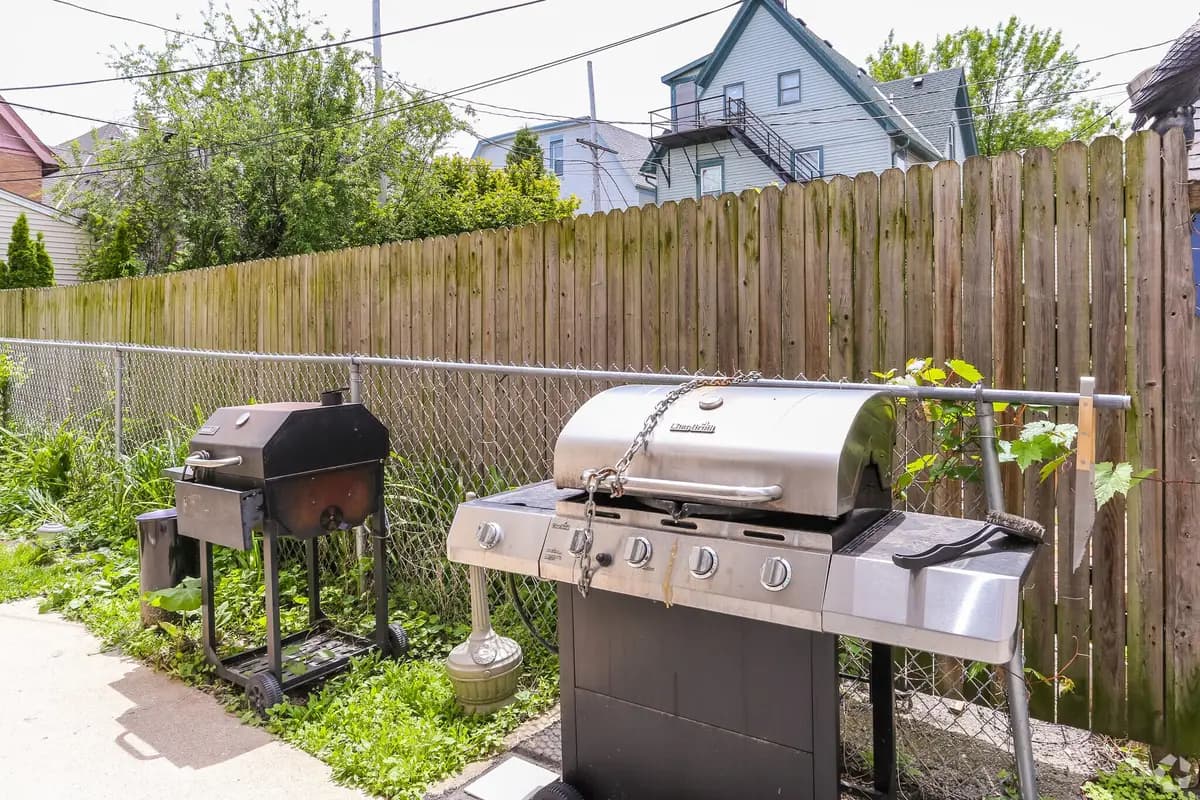 Milwaukee County apartments for rent - image - east-park-apartments-milwaukee-wi-patio (1).jpg